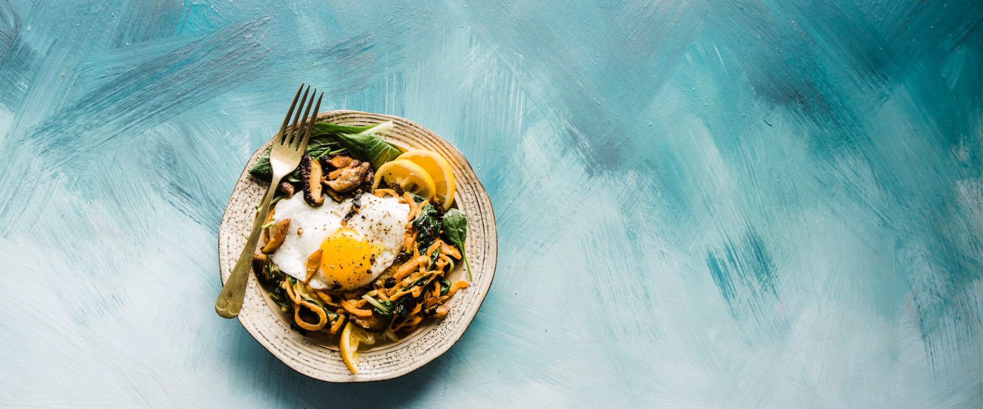 What are the characteristics of food tourism?
